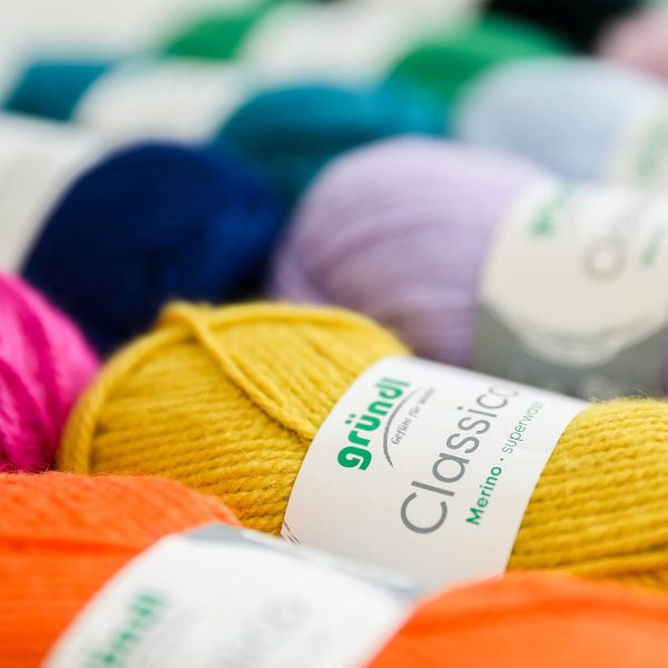 Gründl Classico Wolle (OEKO-TEX® zertifiziertes Strickgarn / Häkelgarn aus 50 % Schurwolle (Merino superwash) & 50 % Polyacryl, 50 g/120 m, Nadelstärke: 3,5 - 4,5, 10 Knäuel á 50 g), Enzianblau Einkaufen Günstige 4